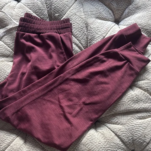 Vuori womens joggers size S Burgundy - Picture 3 of 3